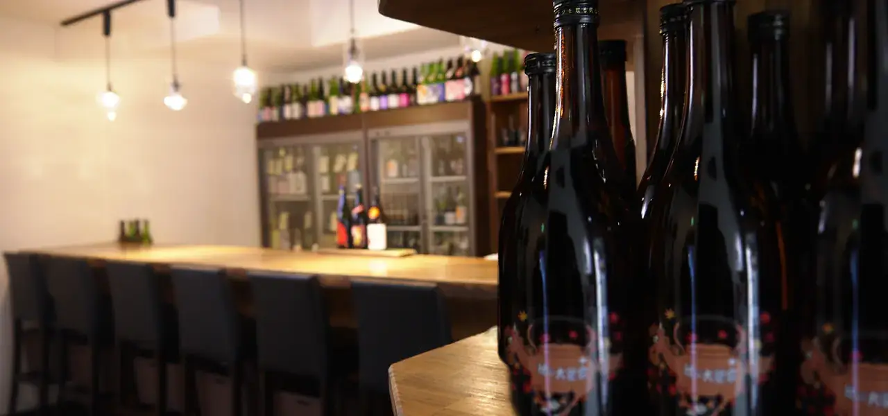 角打ちができるカウンターの写真。