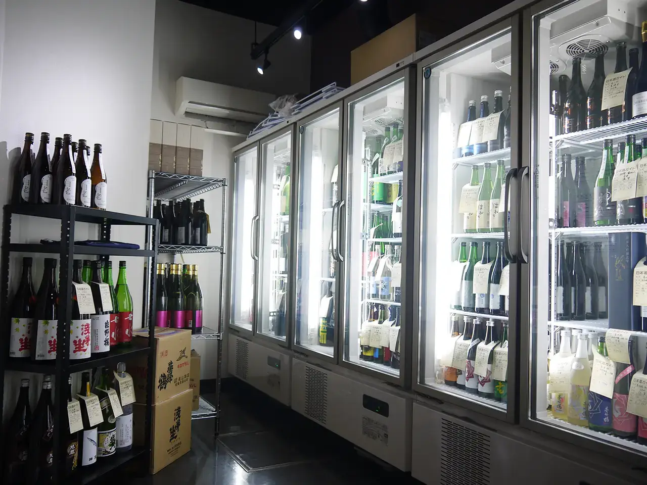  冷蔵庫の写真。冷蔵庫の中に日本酒が多数保管されている
