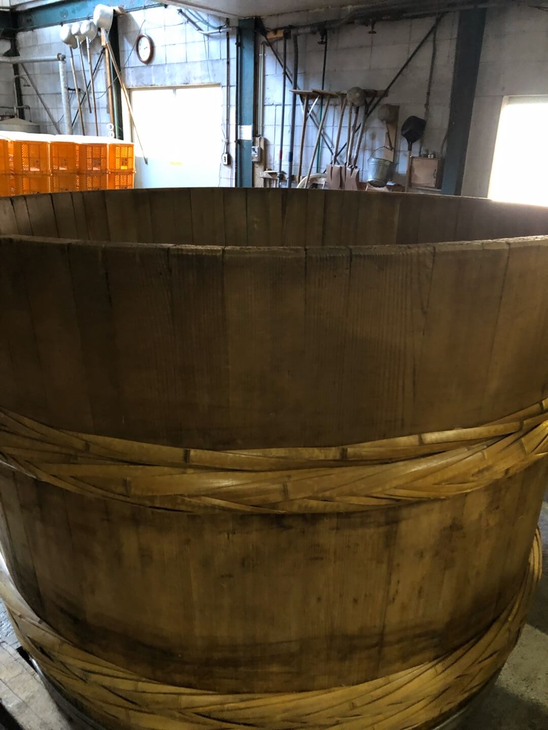 蒸気を当てて酒米を蒸す大きな木樽