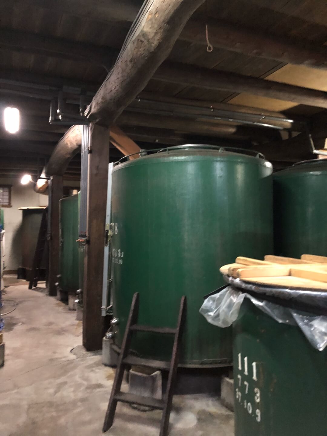 所狭しと並んでいる日本酒のタンク