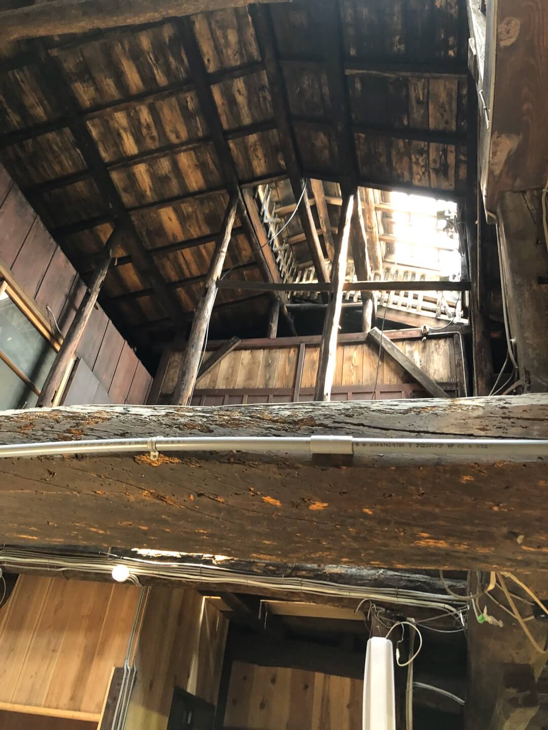 平井商店酒蔵の梁