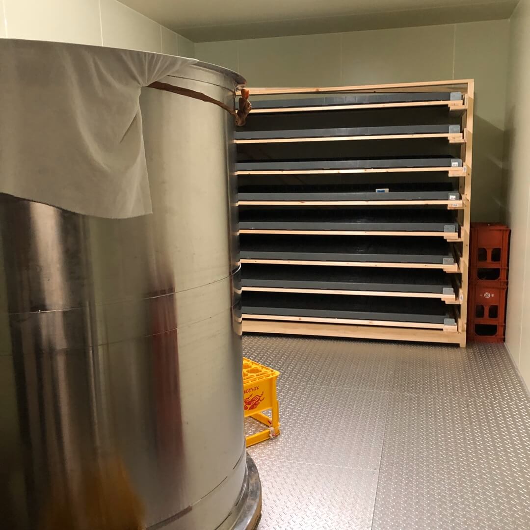 冷蔵庫の中で仕込んでいるお酒