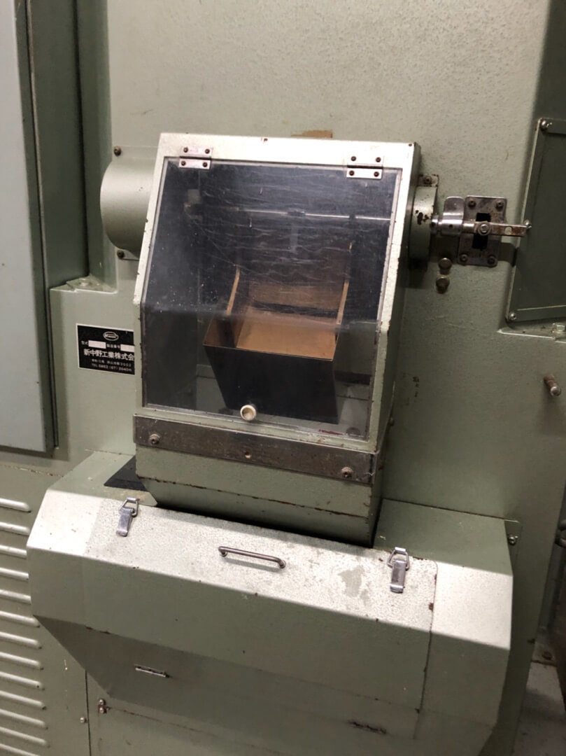 写真：蔵内の精米機