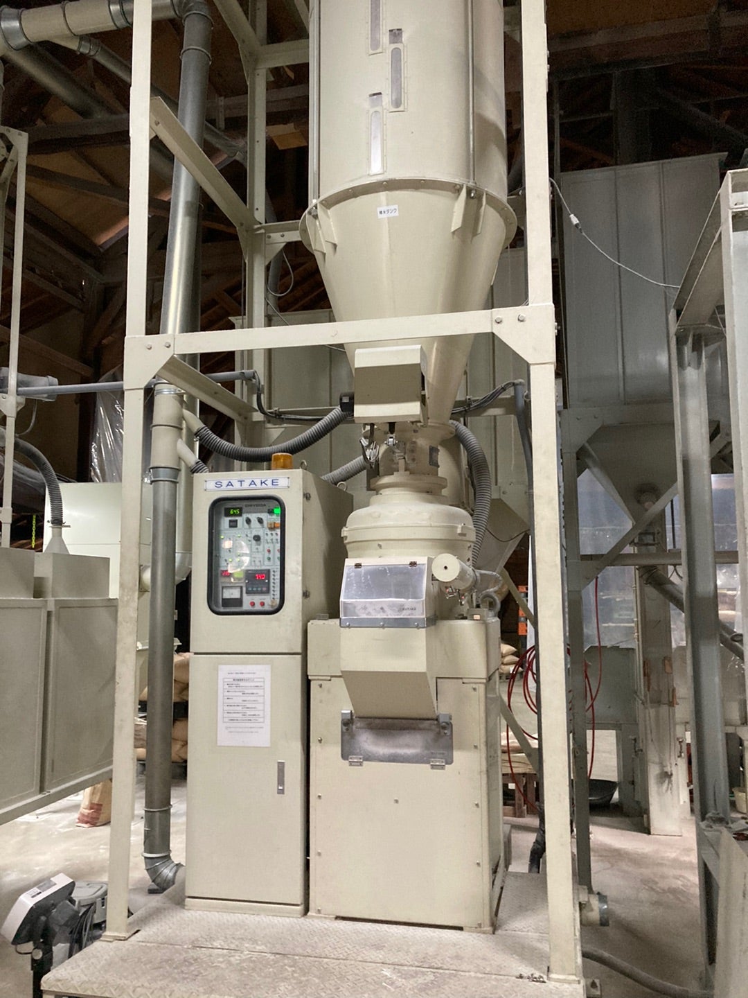 写真：蔵の中の精米機