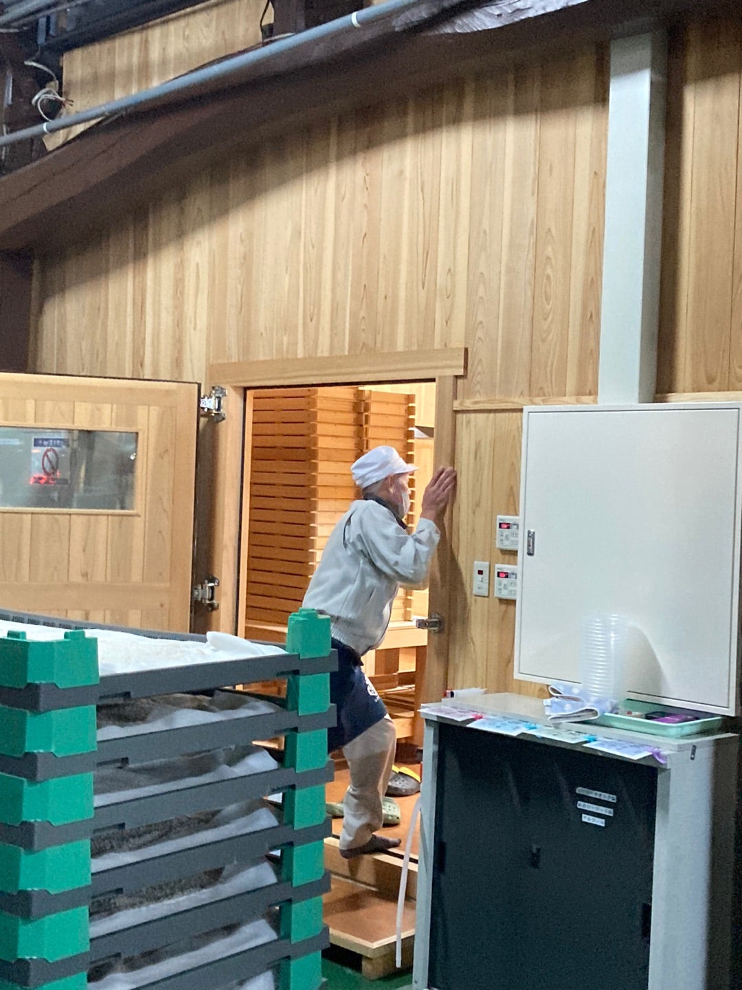 写真：新しい麹室からできたばかりの麹が出されている様子