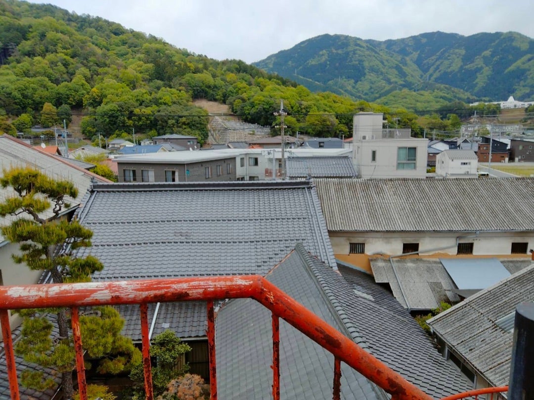 写真：	屋上からの眺め。山々が美しい可部の景色