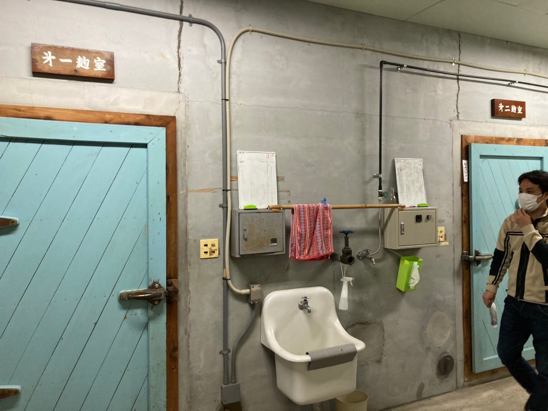 写真：駒やかに内部を説明してくれる蔵元の濱村洋平さん