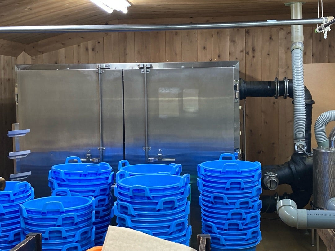 写真：初めて見る製麹の機械が奥にドドン！