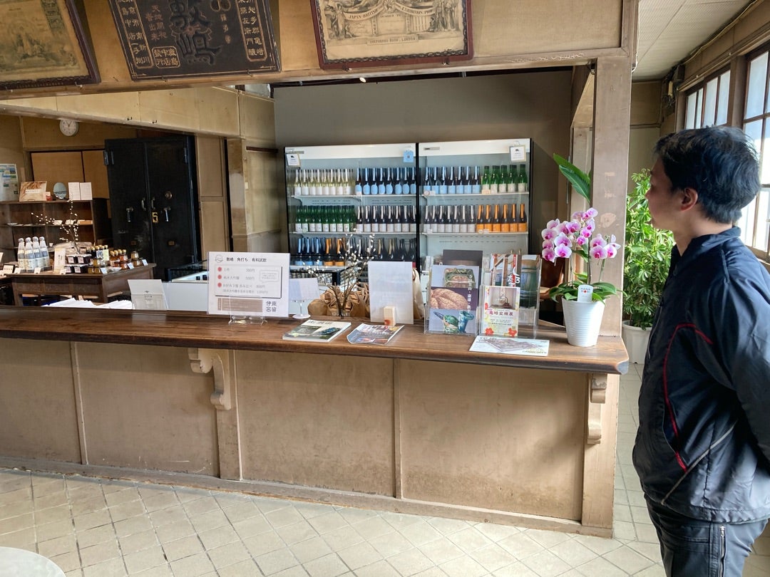 写真：丁寧にご説明してくれる蔵元の伊東さん