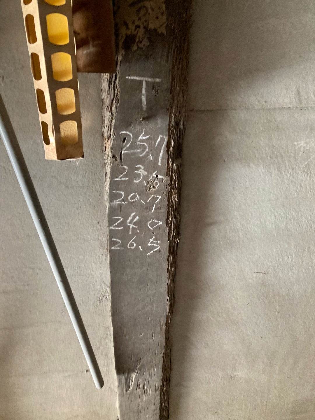 写真：柱のメモ