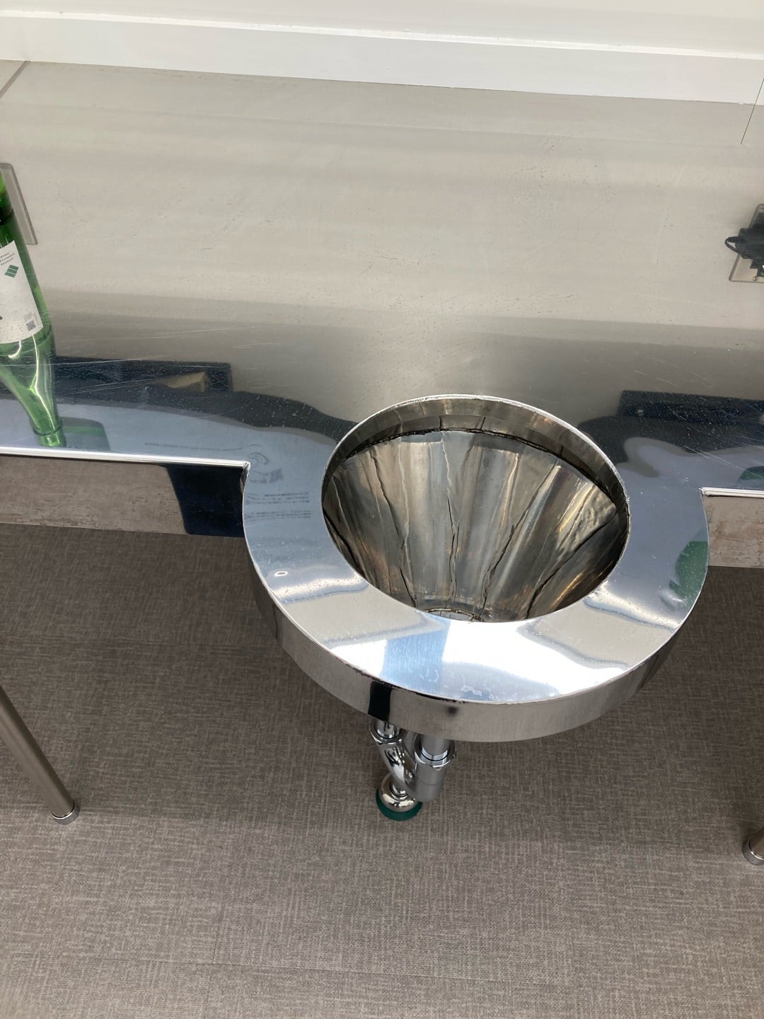 写真：近代的な水が流れる仕組みの吐器