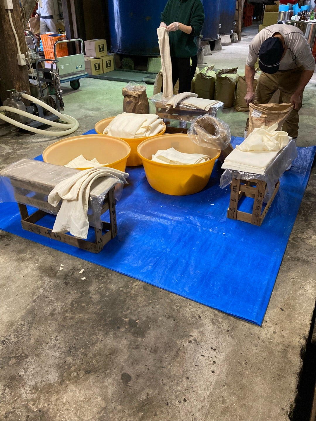 写真：絞り終わった袋から酒粕を取り出すところ