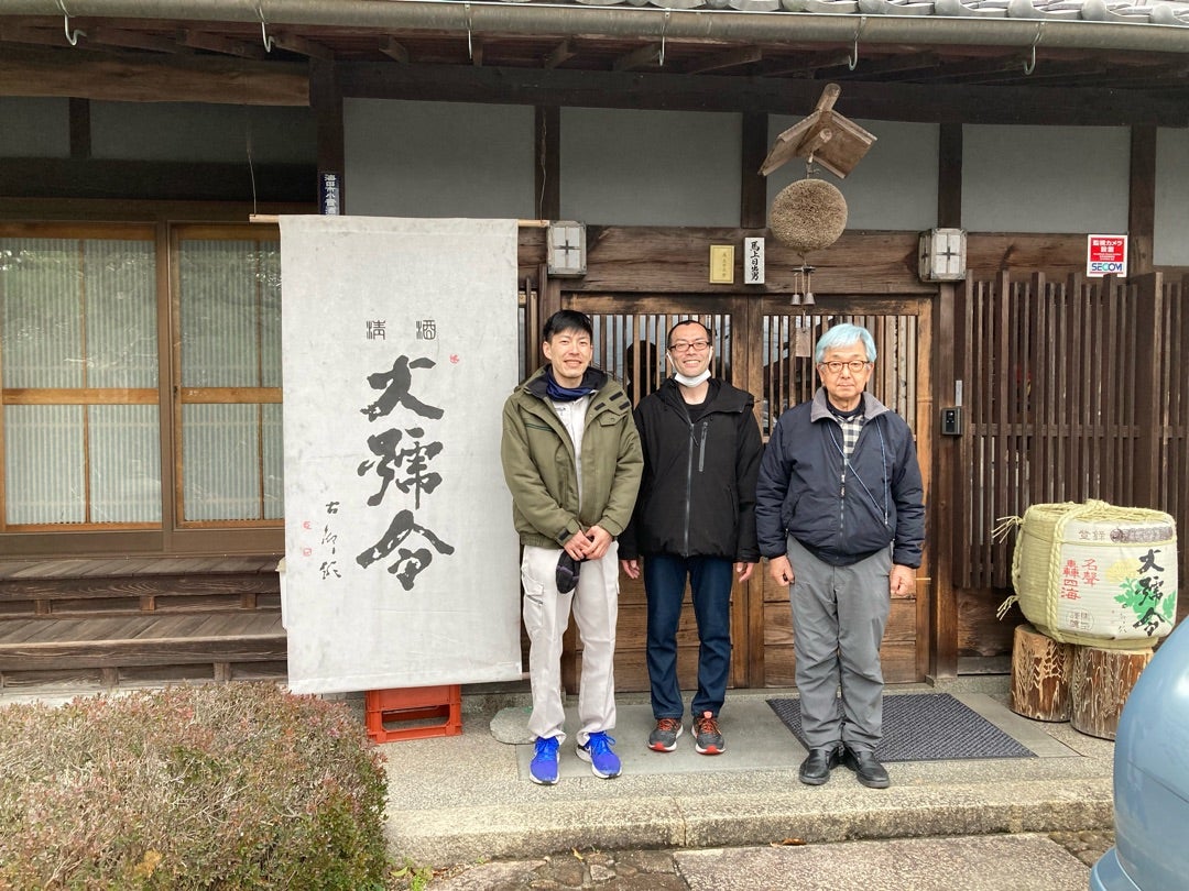 写真：蔵元の馬上さんと村上さんとご一緒にパシャリ