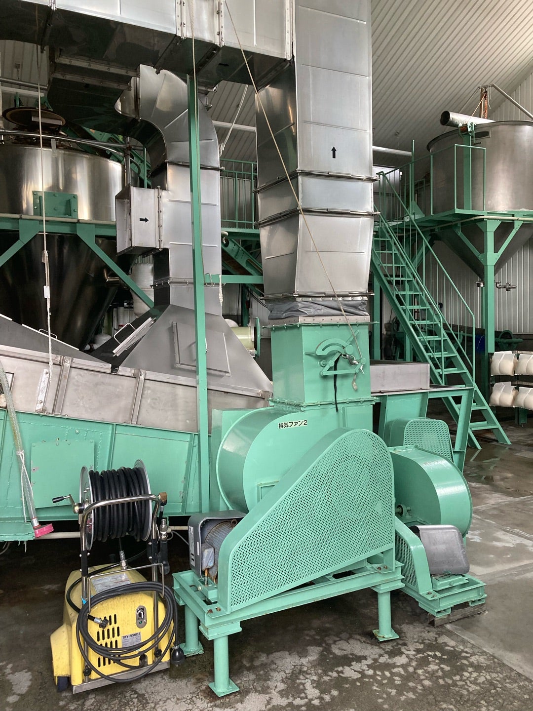 写真：お米を蒸して放冷する機械も大型