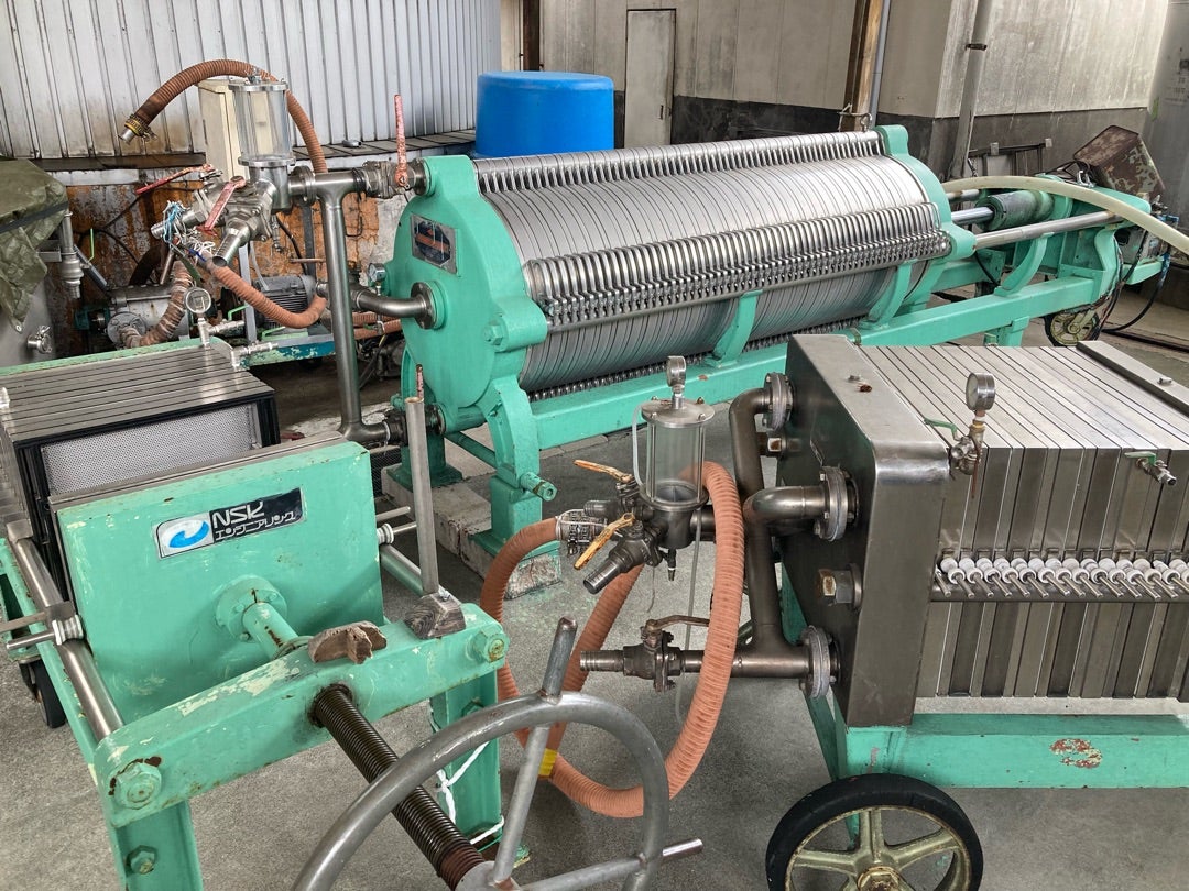 写真：お酒をろ過する機械