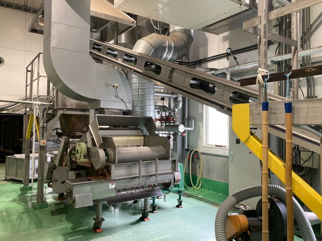 写真：大きな蒸し機や放冷機