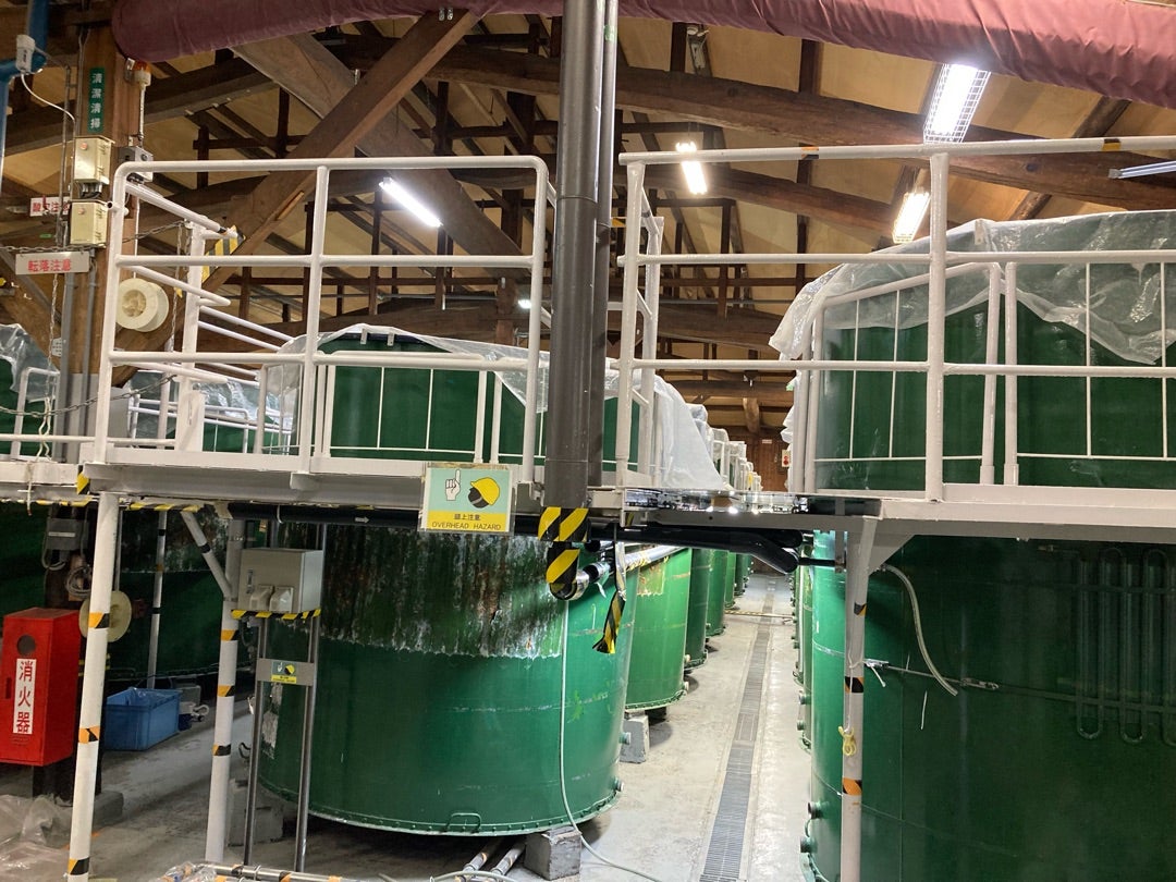 写真：出来上がったお酒を湯煎して殺菌する装置