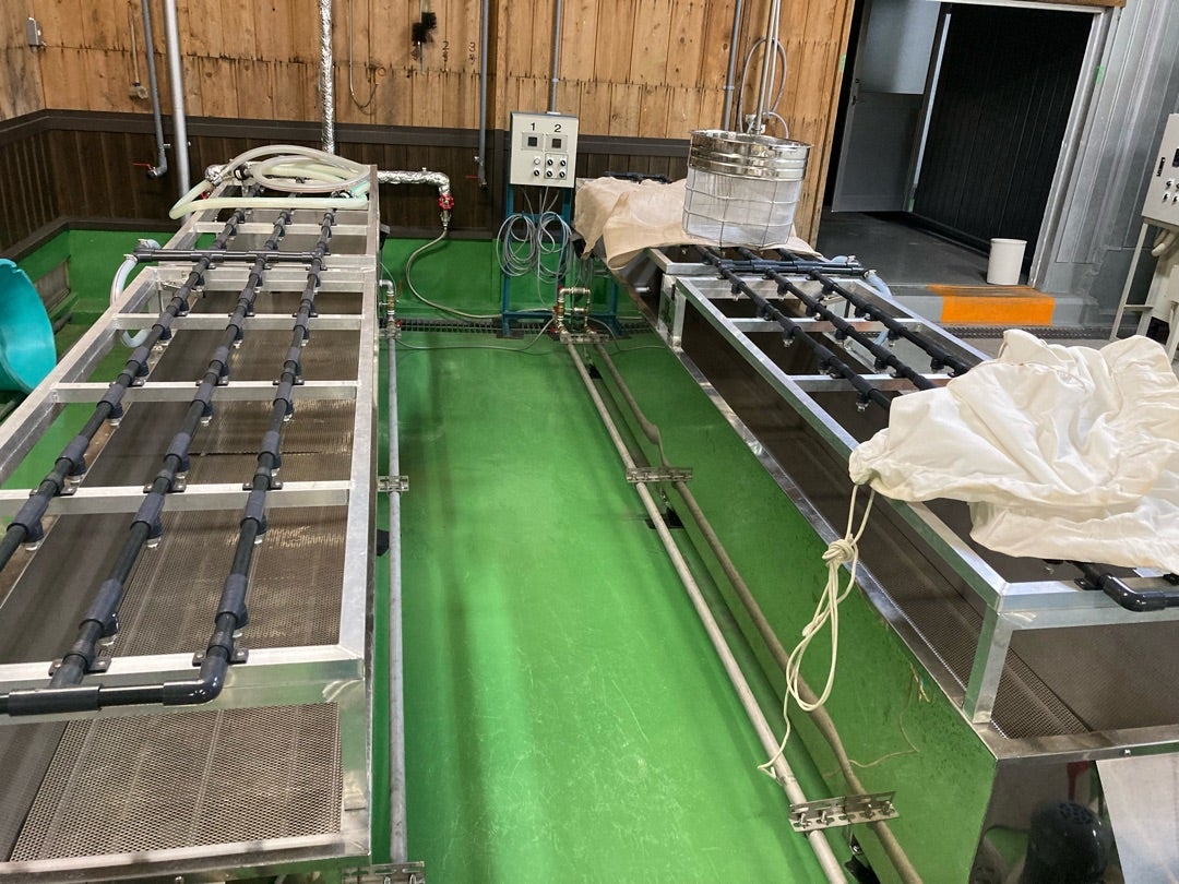 写真：ラベルは手作業も